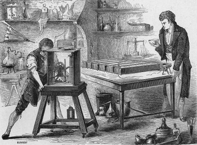 Humphry Davy descompone los álcalis con la batería voltaica. En 