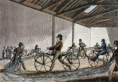 Vista interna del picadero para caballitos de madera. Hombre conduciendo bicicletas (bicicletas sin pedales inventadas por el barón Karl Drais) de Unknown artist