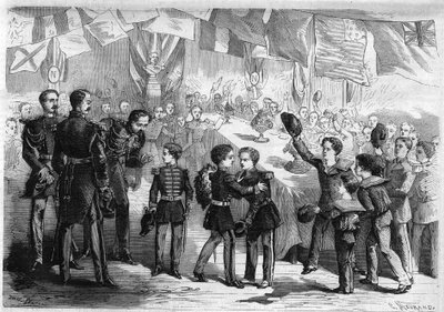 Viaje de Su Majestad el Príncipe Imperial Napoleón Eugenio Luis Juan José Bonaparte (1856-1879), hijo de Napoleón III, a Cherburgo, Francia: musgos y niños de tropas ofrecen un ramo al príncipe. Grabado en “L
