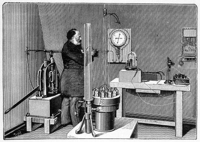 Laboratorio instalado a nivel del suelo en el pilar oeste de la Torre Eiffel - grabado. de Unknown artist