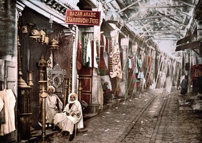 Le souc el Trouck en Túnez: tienda con letrero en francés “Bazar árabe Hermanos Barbouchi”. Foto cromo ca. 1900 de Unknown artist