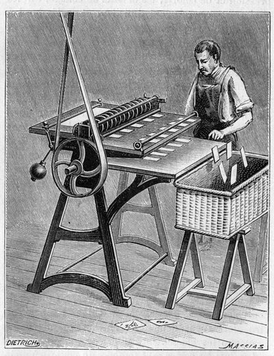 Fabricación de cartas para jugar por métodos antiguos. Recorte de cartas de juego. Grabado de 1893 de Unknown artist