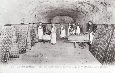 Fabricación de champán: la vanguardia de las botellas en una bodega Mumm de Reims, a principios del siglo XX (foto) de Unknown Artist