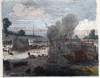 Fabricación de un ladrillo en el siglo XIX: cocción. Los ladrillos se colocan en capas y luego se cubren con tierra antes de prender fuego. Grabado de finales del siglo XIX. de Unknown artist