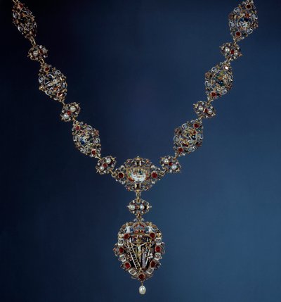 Collar del Emperador del Sacro Imperio, Rey de Bohemia y Rey de Hungría Rodolfo II en esmalte, oro y piedra fina con colgante que representa escenas de la Pasión. Siglo XVI. París, Museo del Louvre de Unknown artist