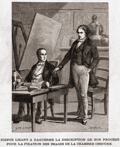 Niepce leyendo a Louis Daguerre la descripción de la Heliografía, para la fijación de imágenes de la cámara oscura - Nicephore Niepce (1765-1833), inventor francés, pionero de la fotografía leyendo a Daguerre la descripción de su método para fijar las imág de Unknown artist