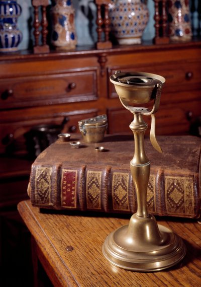 Lámpara de aceite, peso y libro de boticario. Siglo XVII Macon, Hotel Dieu de Unknown artist