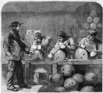 Taller de pulido de la fundición de bombas en Woolwich Arsenal, suburbios de Londres, Inglaterra. Grabado en “L