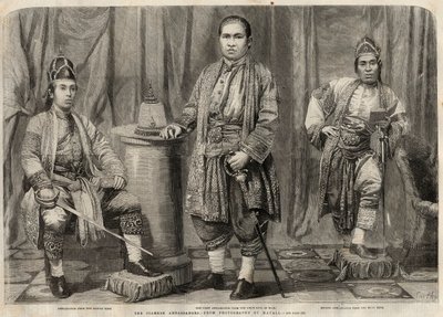 Retratos de los embajadores de Siam que llegaron a Inglaterra en 1857. De izquierda a derecha: Cha mun Mondr Bidacks, representante del segundo rey de Siam, Phya Mantri Suriyawanse y Chau Mun Sarbbedh Bhacty, embajadores del primer rey. Grabado en “The i de Unknown artist