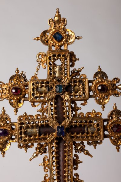 Cruz relicario. Orfebrería con joyas. Abadía de origen (Saint-Amand Tournai, ex-Elnone. Siglo XVI. (detalle) de Unknown artist