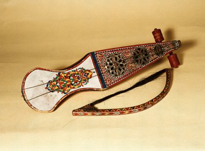 Instrumento de cuerda; rabab (rubab, robab, rebab, rubob, rawap). Originario del norte de África de Unknown artist