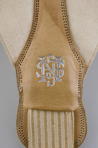 Tirantes, c.1880 (detalle), satén blanco bordado, cuero, plata, fabricante desconocido de Unknown artist