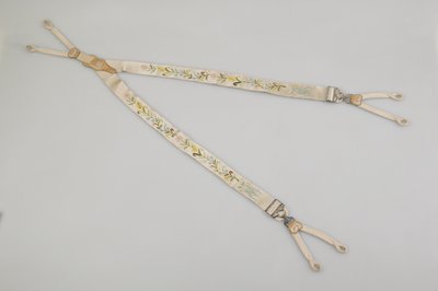 Tirantes, c.1880, Satén blanco bordado, cuero, plata, Fabricante desconocido de Unknown artist