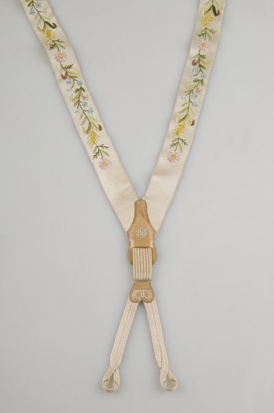 Tirantes, c.1880, satén blanco bordado, cuero, plata, fabricante desconocido de Unknown artist