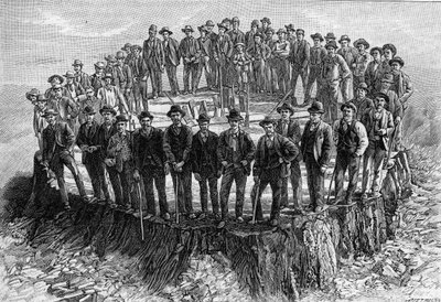 La base del "Sequoia Gigantea" destinada al Museo Americano de Historia Natural en Nueva York (Nueva York), con los 52 trabajadores que trabajaron en su demolición (después de una fotografía). Grabado en "La Naturaleza: revista de ciencias y sus aplicacion de Unknown artist