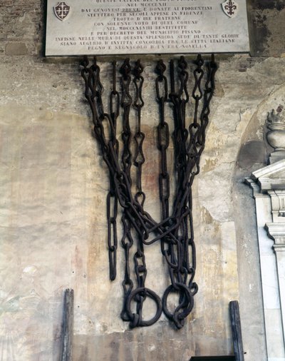 Las cadenas que cerraban el puerto de Pisa. Fueron tomadas por los genoveses durante la victoria de Meloria contra Córcega en 1284 y luego entregadas a Florencia y devueltas a la ciudad de Pisa en 1858. Camposanto de Pisa. de Unknown artist