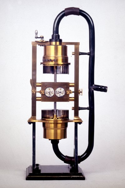 La “sirena doble” de Hermann Ludwig Ferdinand von Helmholtz (1821-1894), físico y fisiólogo alemán, que estudió extensamente los mecanismos de la audición. de Unknown artist