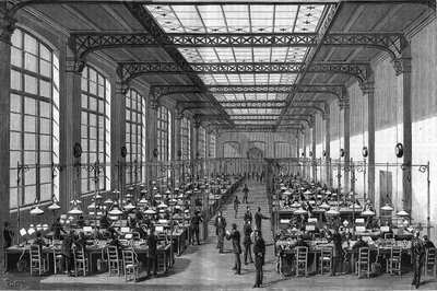 El gran salón en el primer piso de la nueva estación central de telégrafos en París en 1884. Grabado de 1884 en “La Nature. Revue des sciences et de leurs applications aux arts et à l