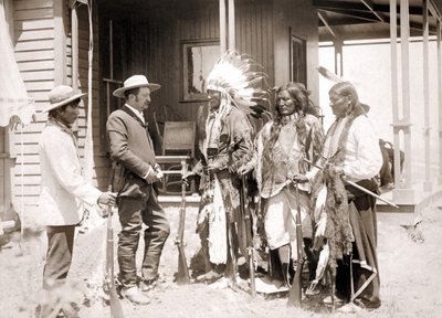 Tres Cheyenne vestidos con traje ceremonial y portando armas saludan a un Blanco acompañado de un intérprete. Finales del siglo XIX de Unknown artist