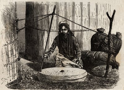 Mujer turcomana usando la rueda de moler grano, activando un ingenioso sistema de manivela, la piedra superior gira y al frotar esta piedra sobre la otra tritura los granos, que forman la base de la dieta turcomana, en forma de pan, hervidos, empanadas. Gr de Unknown artist