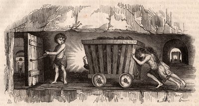 Dos niños empujando un carrito en una mina de carbón inglesa, un tercero, el Trapper, abre una puerta de Unknown