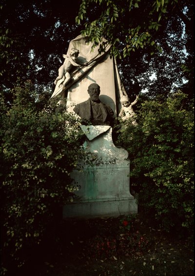 Vista de la tumba del compositor y director austriaco Franz von Suppe (1819-1895) en el cementerio central de Viena (Zentralfriedhof), Austria de Unknown artist