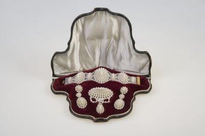 Conjunto de pulsera, broche y pendientes de boda de Unknown artist