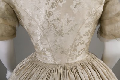 Vestido de novia (vista detallada de la cintura trasera) de Unknown artist