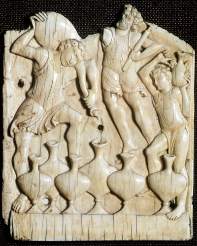 Bodas de Caná: "los sirvientes llenan con agua seis tinajas que Jesucristo convertirá en vino" Tabla de marfil tallada. Siglo XI de Unknown artist
