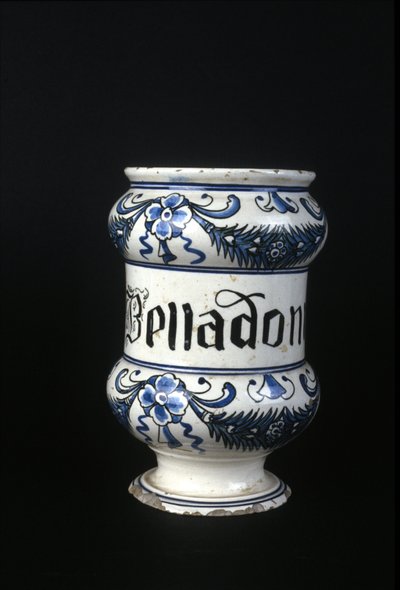 Bote de farmacia del siglo XVI que contiene Belladona, hierba tóxica usada en farmacia. Museo de Ciencia y Tecnología, Milán de Unknown artist