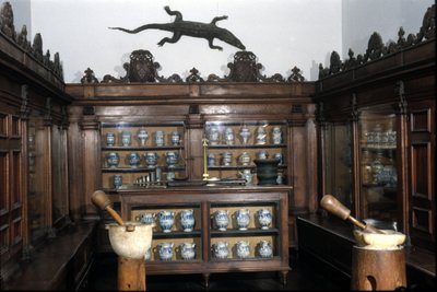 Farmacia del siglo XVII, jarrones, ollas, morteros... Museo de Ciencia y Tecnología, Milán de Unknown artist