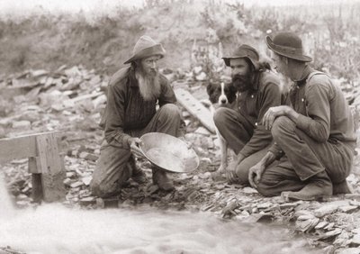 3 hombres filtrando la tierra para obtener oro: Buscadores de oro en el sur de Dakota, Rockerville. Fotografía de 1889 de Unknown artist