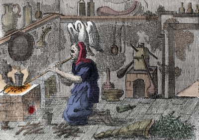 Una bruja en su laboratorio preparando una poción mágica. Grabado del siglo XVI de Unknown artist