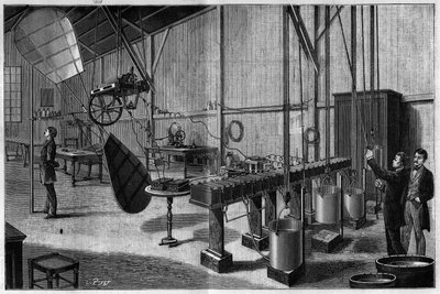 Taller aerostático de los hermanos Tissandier: Vista general de una hélice con dos paletas helicoidales operadas por una máquina eléctrica Siemens y una batería de pilas de bicromato de potasio ligero. Grabado de 1883 en 