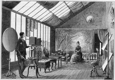 Taller de pose de un aficionado a la fotografía con sus accesorios en Francia en 1888. en "La nature" de 1888. de Unknown artist