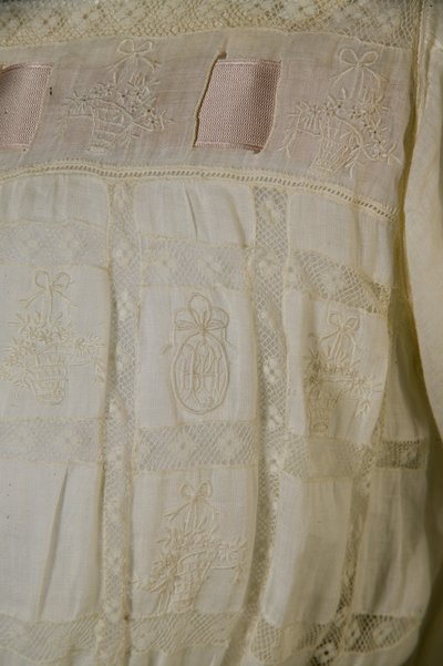 Camisón de Bertha Palmer, c.1880 (vista detallada), algodón blanco, encaje, bordado y cinta de seda de Unknown artist