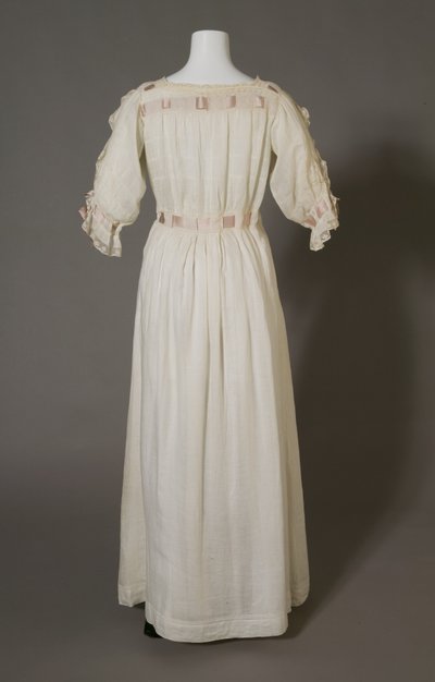 Camisón de Bertha Palmer, c.1880, algodón blanco, encaje, bordado y cinta de seda de Unknown artist