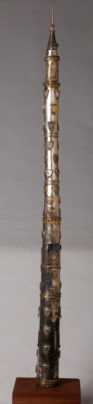 Candelabro (?), orfebrería de Unknown artist
