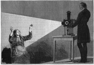 Catalepsia producida bajo la influencia de la luz. El neurólogo francés Jean Martin Charcot (1825-1893) estudiando el fenómeno de la hipnosis en un paciente en el hospital de la Salpêtrière. de Unknown artist