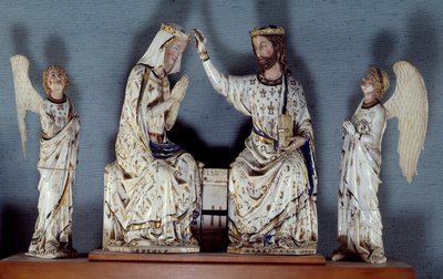 Coronación de la Virgen. Cristo, con una corona de rey, corona a la Virgen. Dos ángeles son testigos. Grupo de marfil tallado. Finales del siglo XIII. París, Museo del Louvre de Unknown artist