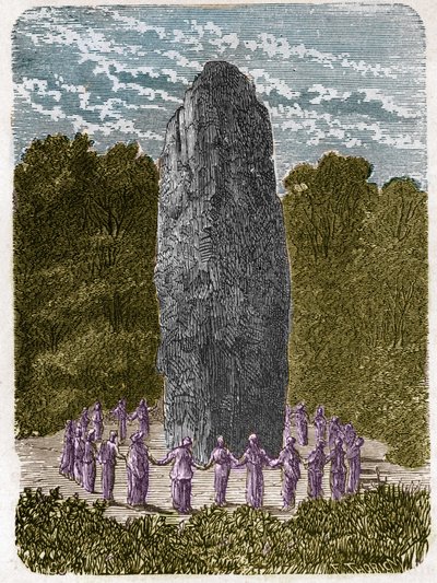 Druidesa bailando alrededor de un menhir. de Unknown artist
