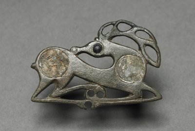 Fibula in the Form of a Recumbent Stag de Unknown artist