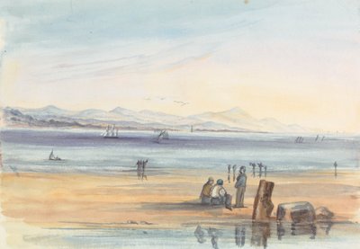 Figuras en una playa con montañas a lo lejos de Unknown artist