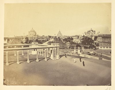 [Columnas estriadas y patio en Kaiserbagh, Lucknow]. de Unknown artist