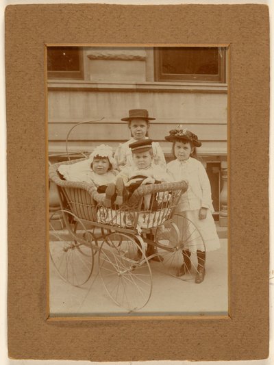 [Cuatro niños en Nueva York: dos en cochecito, dos de pie]. de Unknown artist