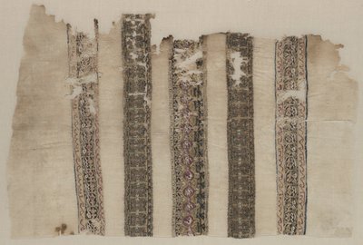 Fragmento compuesto por partes de tres textiles de estilo Tiraz de Unknown artist