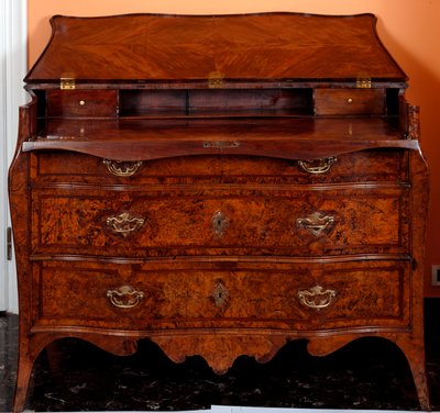 Mueble: cómoda de madera de cedro. Aproximadamente 1735-1745. Dim. 97x137x68 cm. Colección privada de Unknown artist