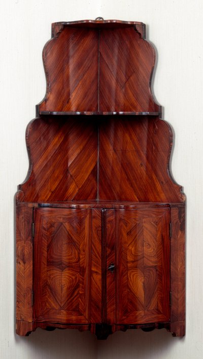 Mueble: gabinete de esquina con estantes de madera. 1740 aprox. Colección privada de Unknown artist