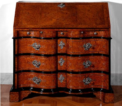 Mobiliario: escritorio en madera de cedro. 1730-1735 aprox. Sol. 115x115x55 cm Colección privada de Unknown artist
