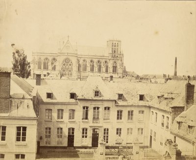 [Edificio de la Gendarmería Imperial y catedral gótica]. de Unknown artist